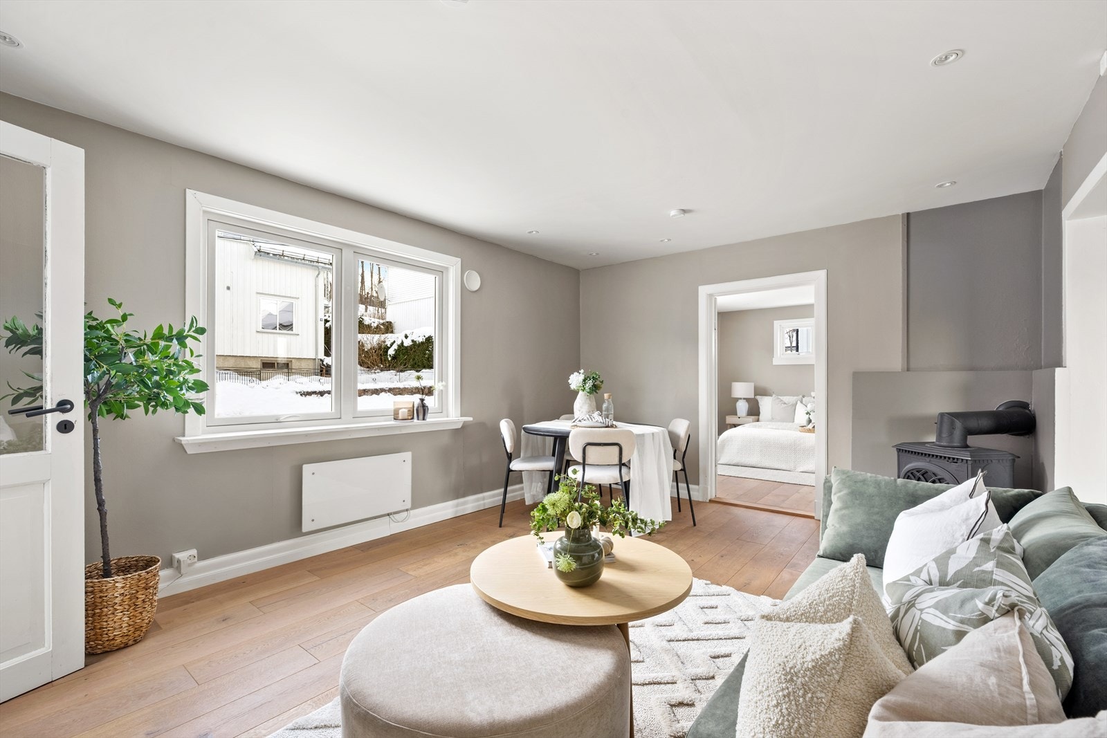 I stuen er det satt inn en effektiv peisovn for de kalde dagene Galleribilde