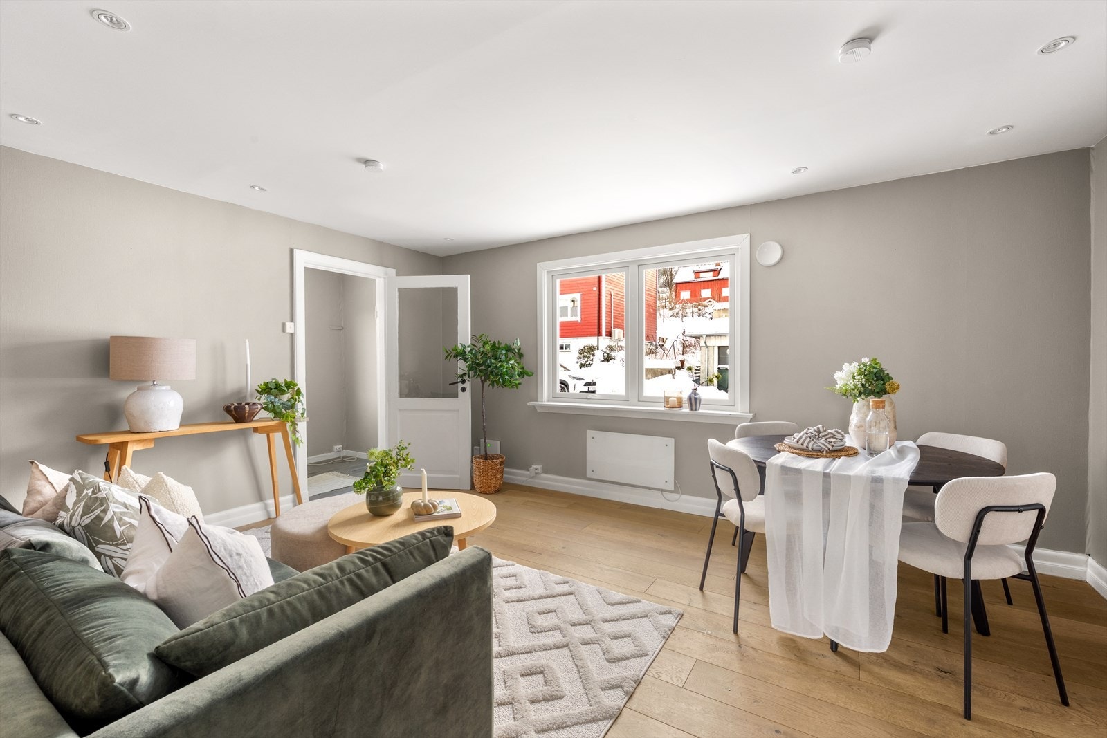 Stuen er pent oppusset med slette og overflater på gulv og vegger Galleribilde