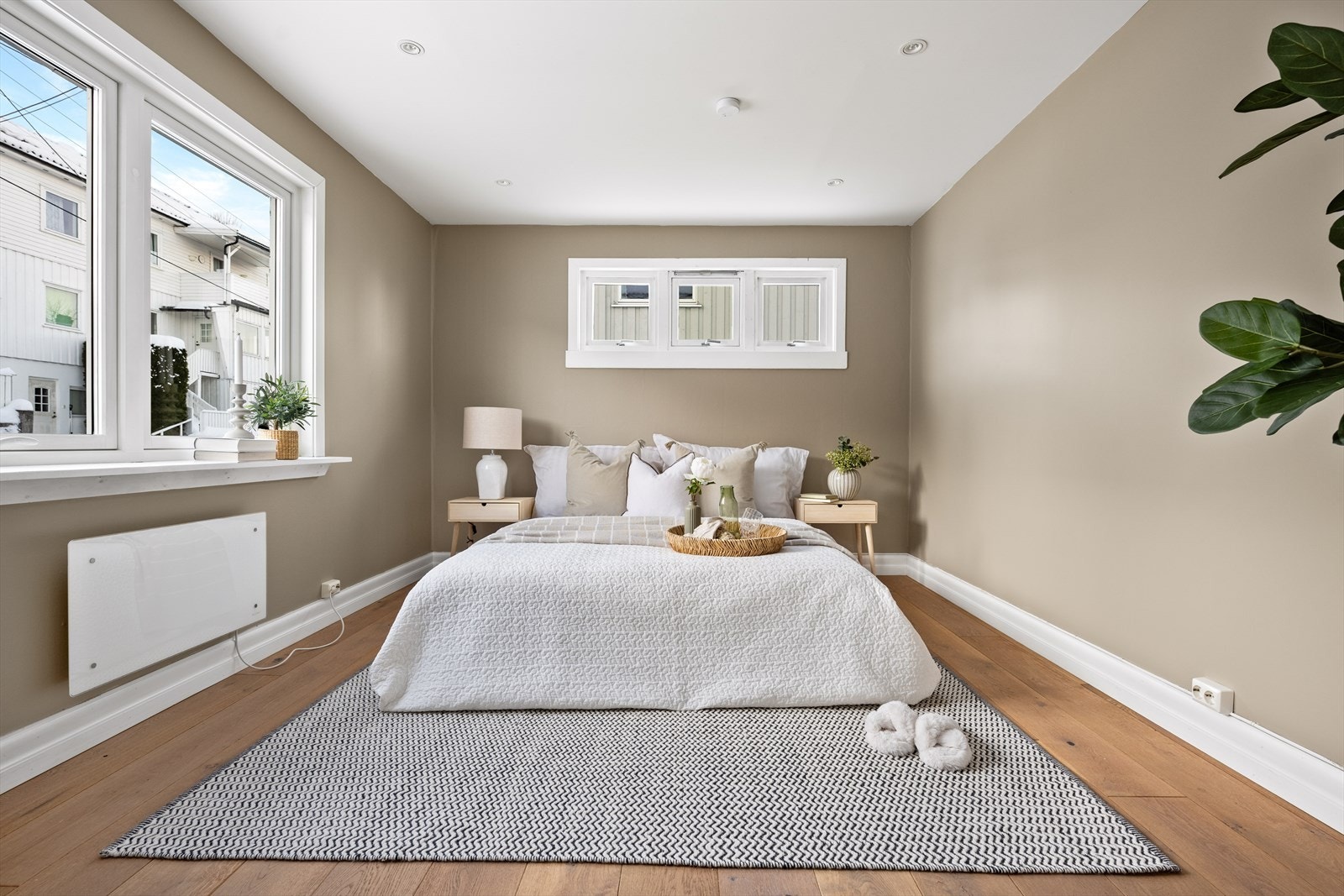 Stort soverom - kan evt også benyttes til en ekstra stue Galleribilde