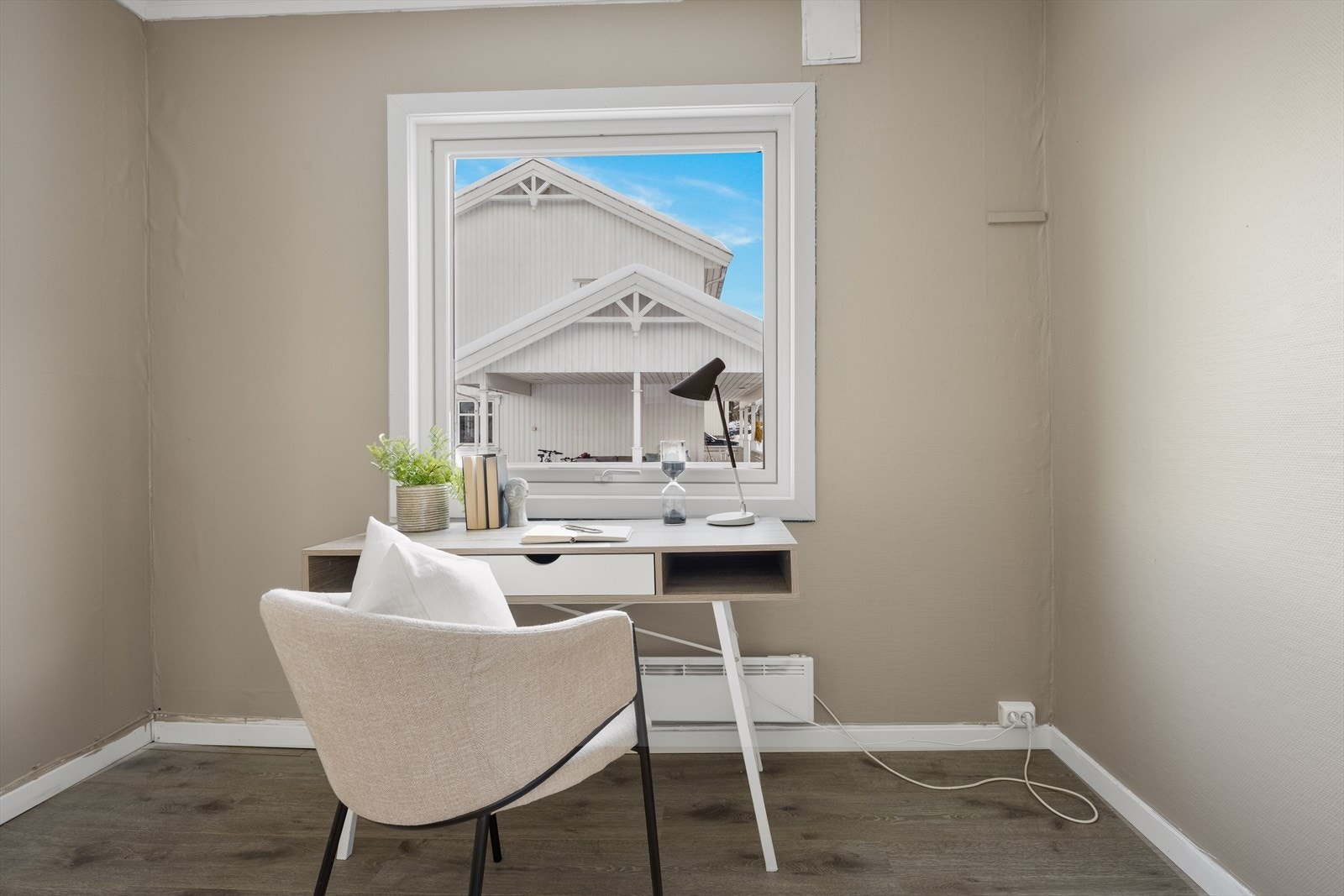 Arbeidsrom/kontor i tilknytning til stuen Galleribilde