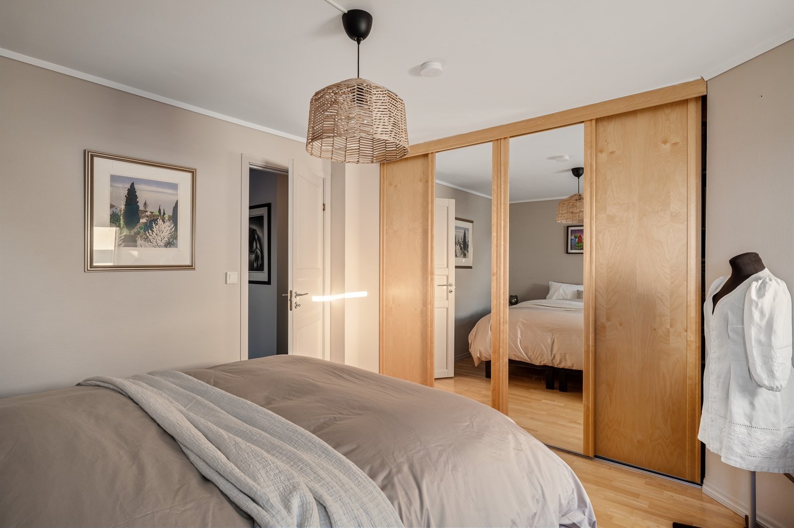 - Den plassbygde garderobeløsningen sørger for rikelig med lagringsplass - Galleribilde