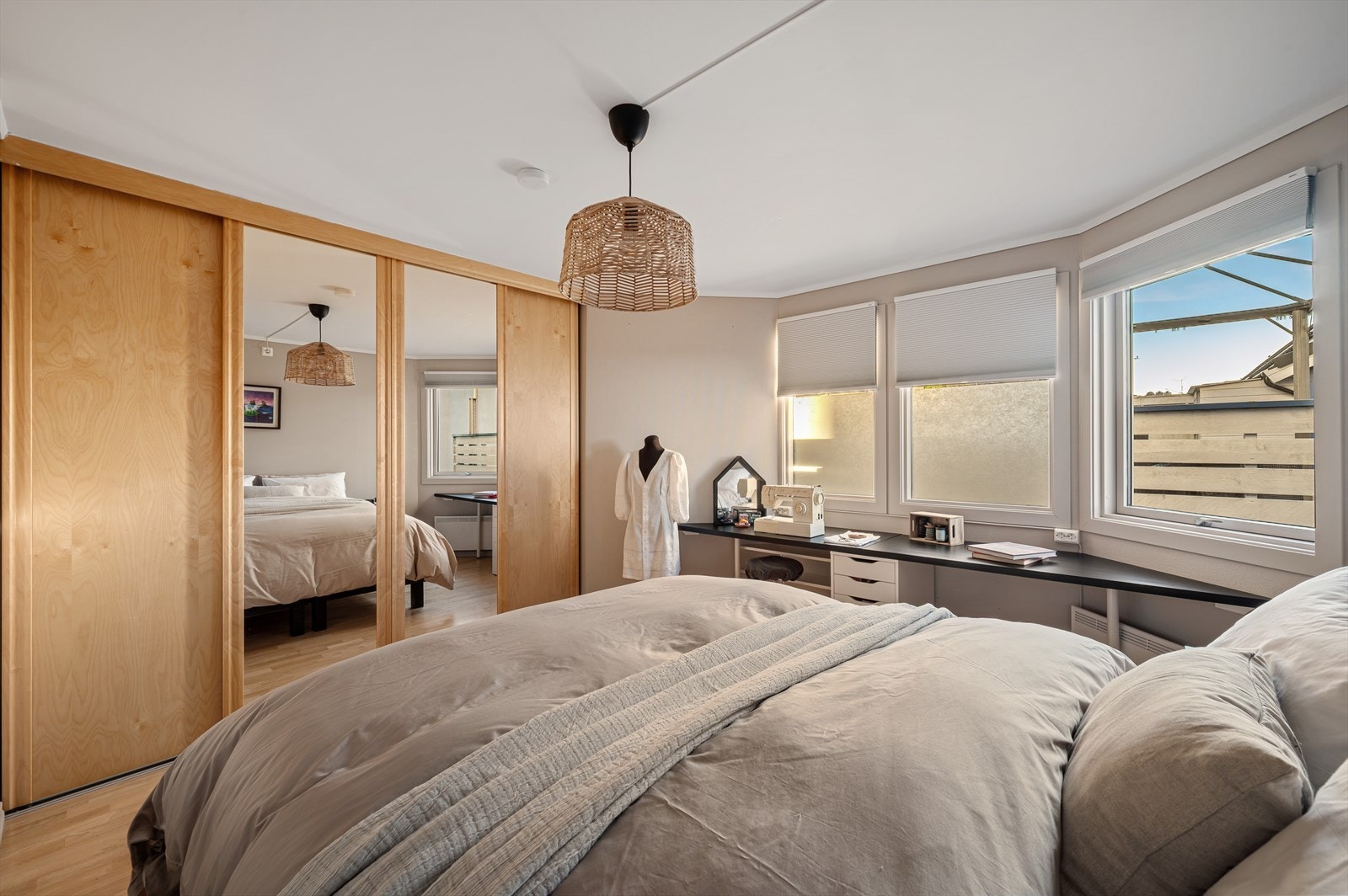 - Her er det en plassbygget benkeløsning som kan brukes til hjemmekontor eller hobbystasjon - Galleribilde