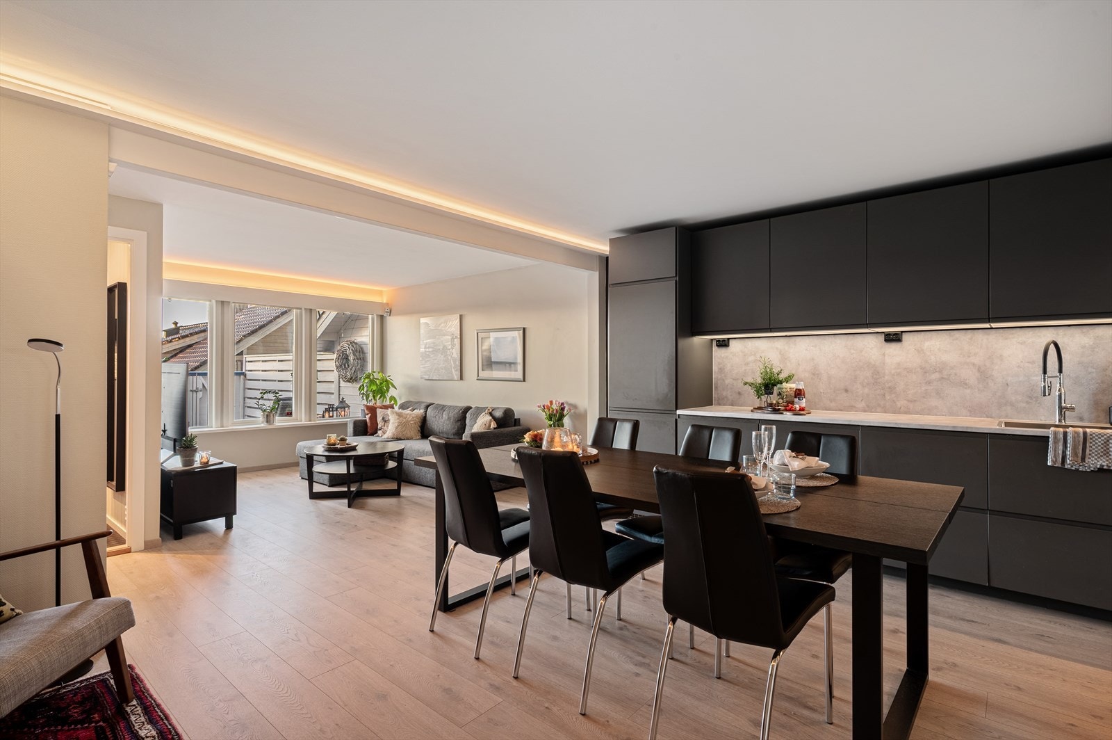 - Innvendig er leiligheten malt i lyse, delikate fargetoner som gjør det enkelt å sette sitt eget preg - Galleribilde