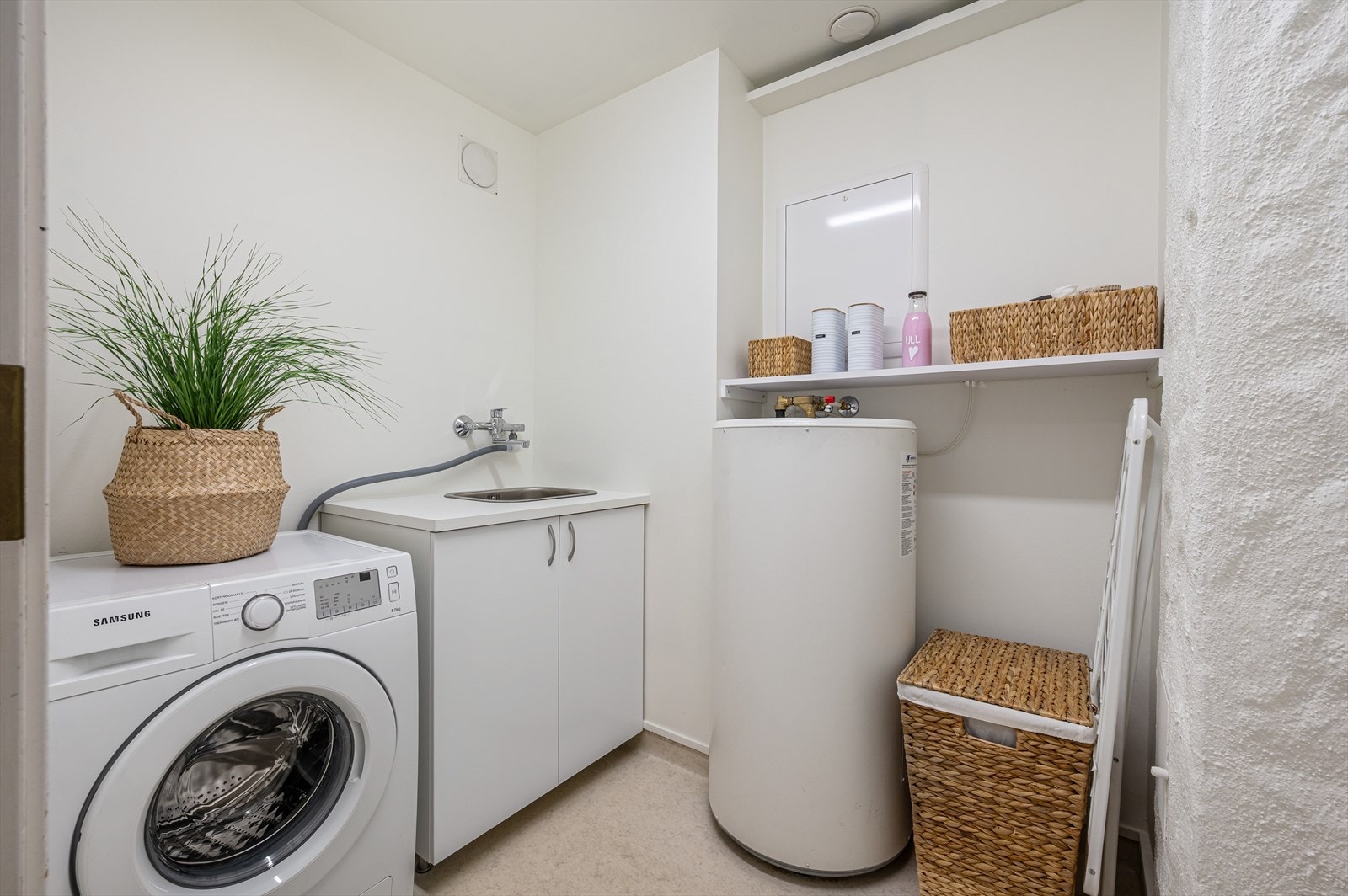 - Vaskerommet måler 3,7 m², og ble i 2025 pusset opp med ny innredning og vask, samt maling av vegger og tak - Galleribilde