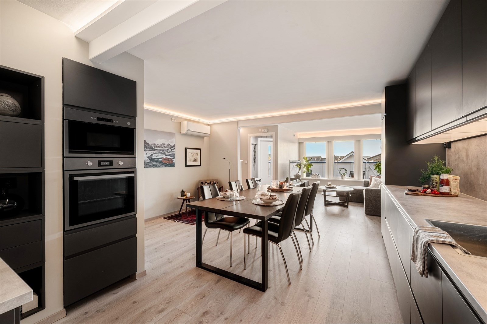 - Ny eier får gleden av integrert stekeovn, oppvaskmaskin, kombinert kjøle-/fryseskap, mikrobølgeovn og induksjonsplatetopp - Galleribilde