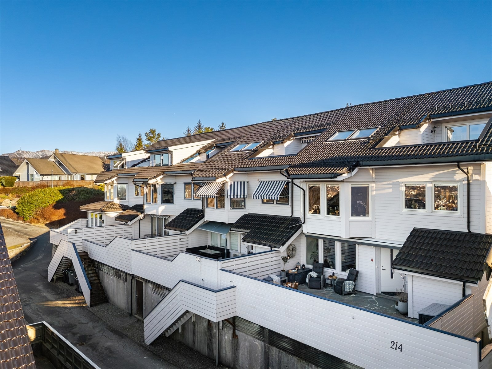 - Fra leiligheten er det 8 minutters gange til busstopp hvor totalt 6 ulike linjer går - Galleribilde