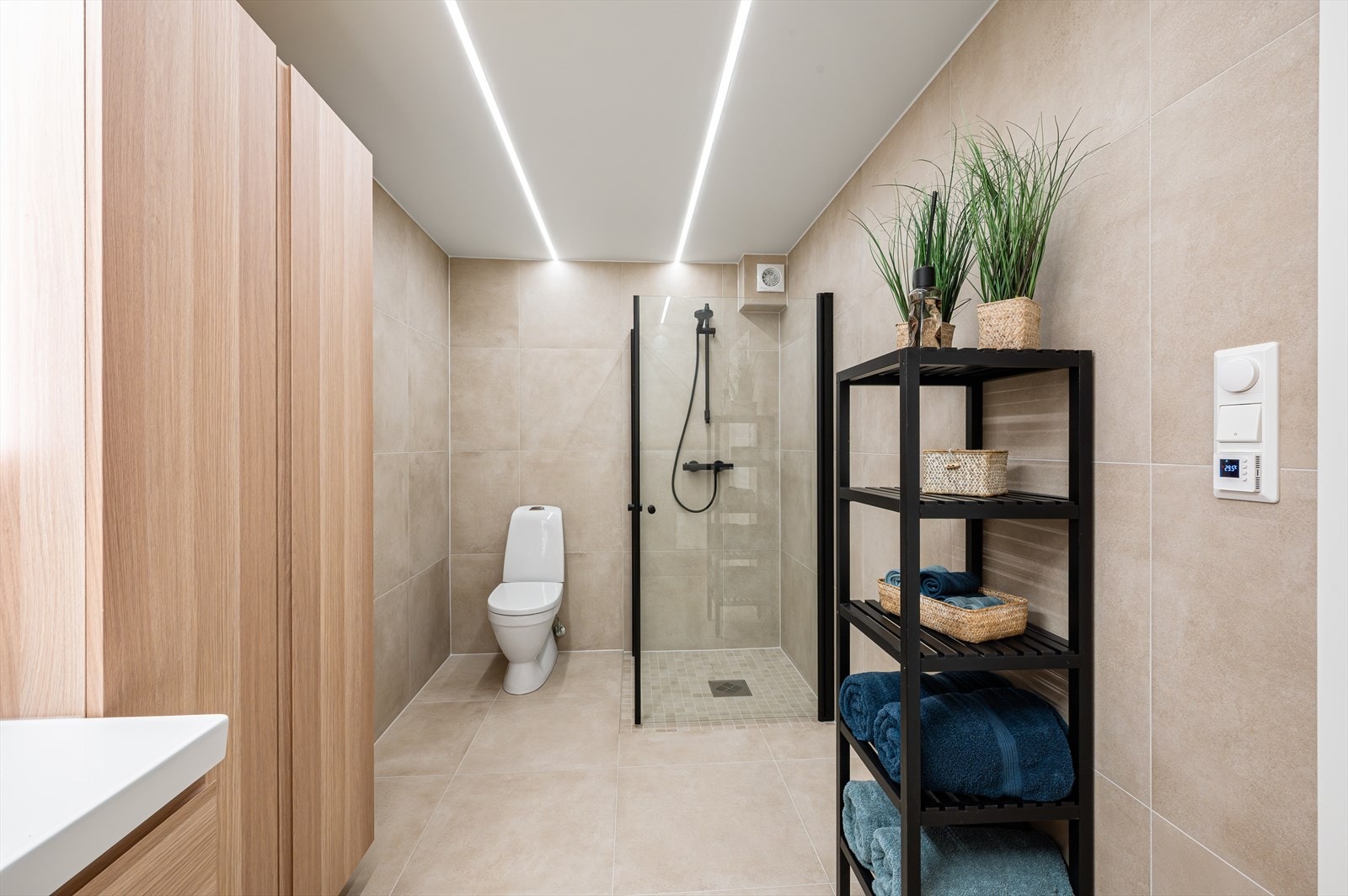 - Her får man gode kvaliteter som innfellbare dusjdører, speil med integrert belysning og gulvvarme - Galleribilde