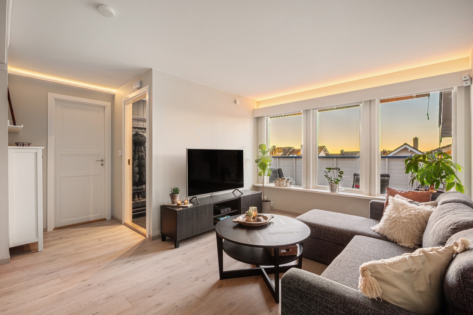 - Stue/kjøkken kan enkelt innredes i ulike soner med sofakrok og spisebord - Galleribilde