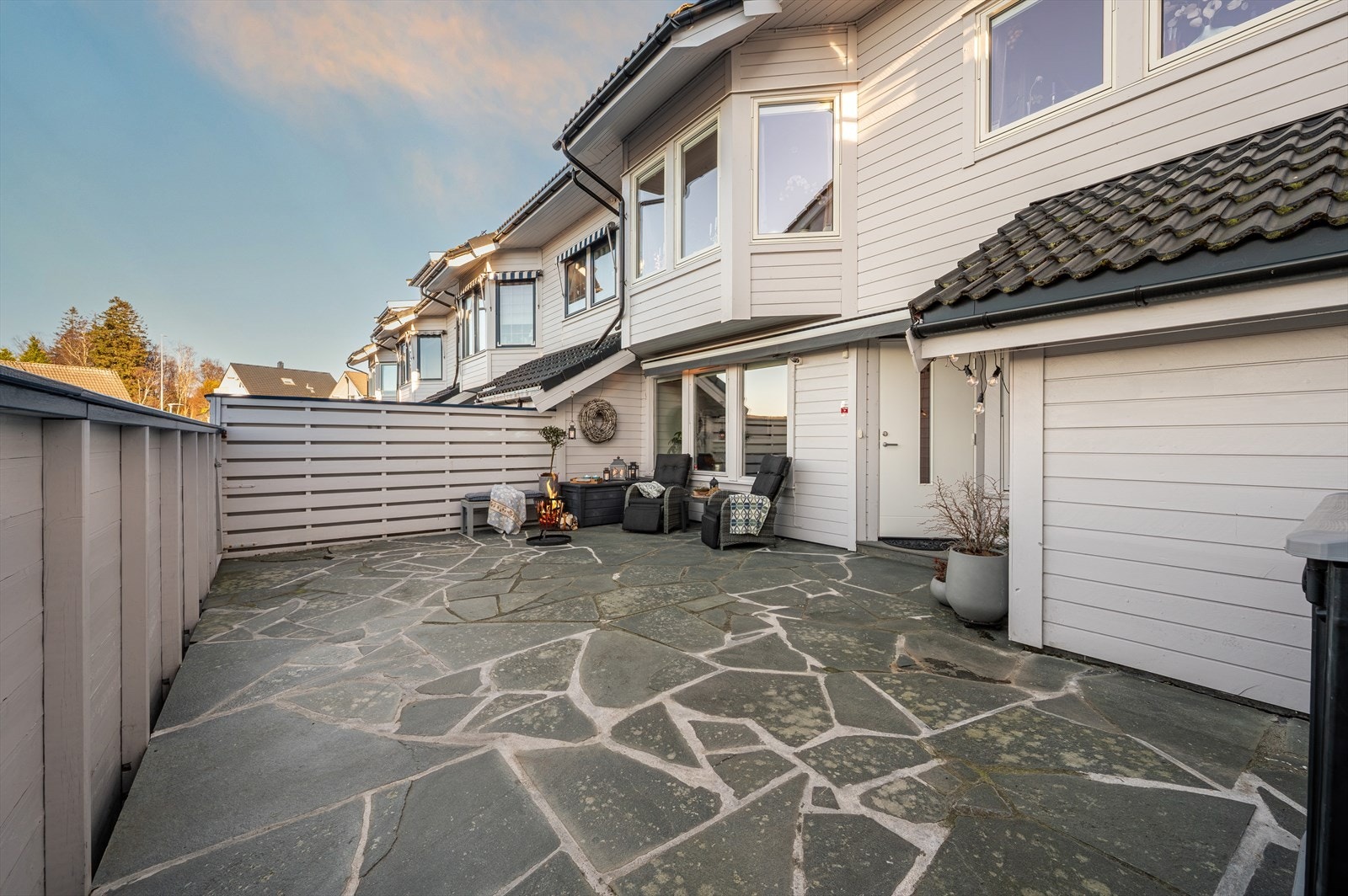 - Den steinlagte uteplassen måles til ca. 39,2 m² - Galleribilde