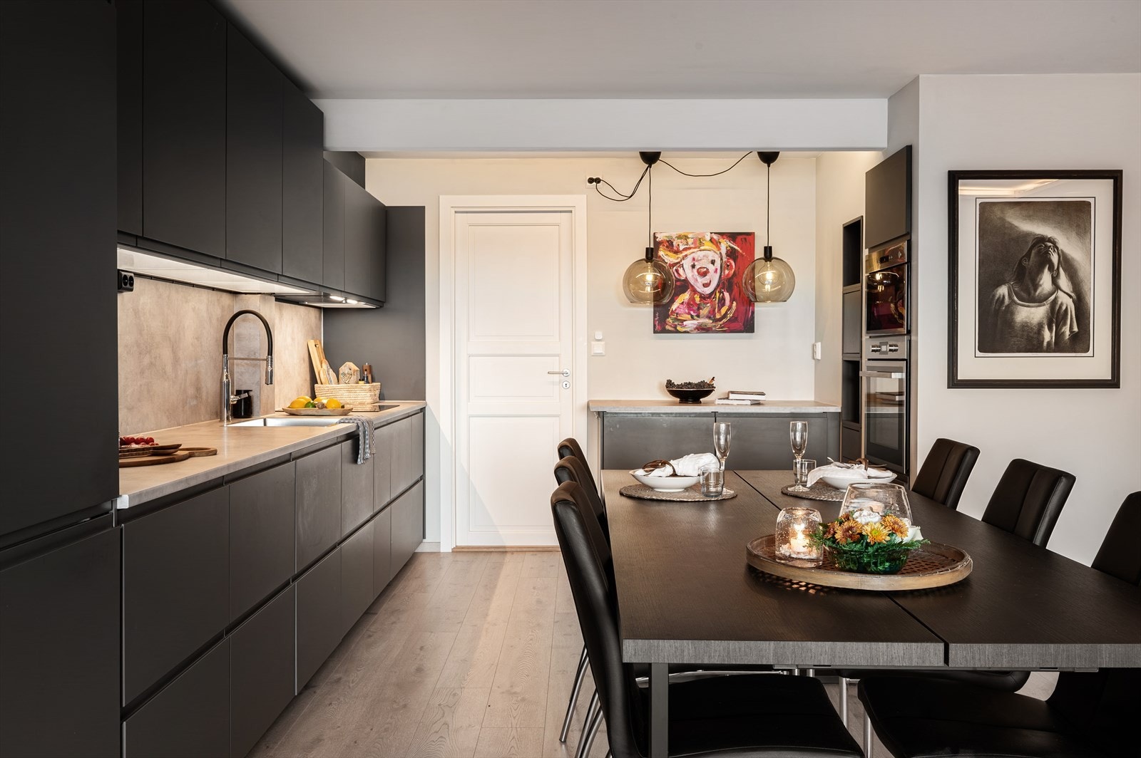 - I 2021 ble det satt inn en ny kjøkkeninnredning fra Ikea med slette fronter og benkeplate i laminat - Galleribilde