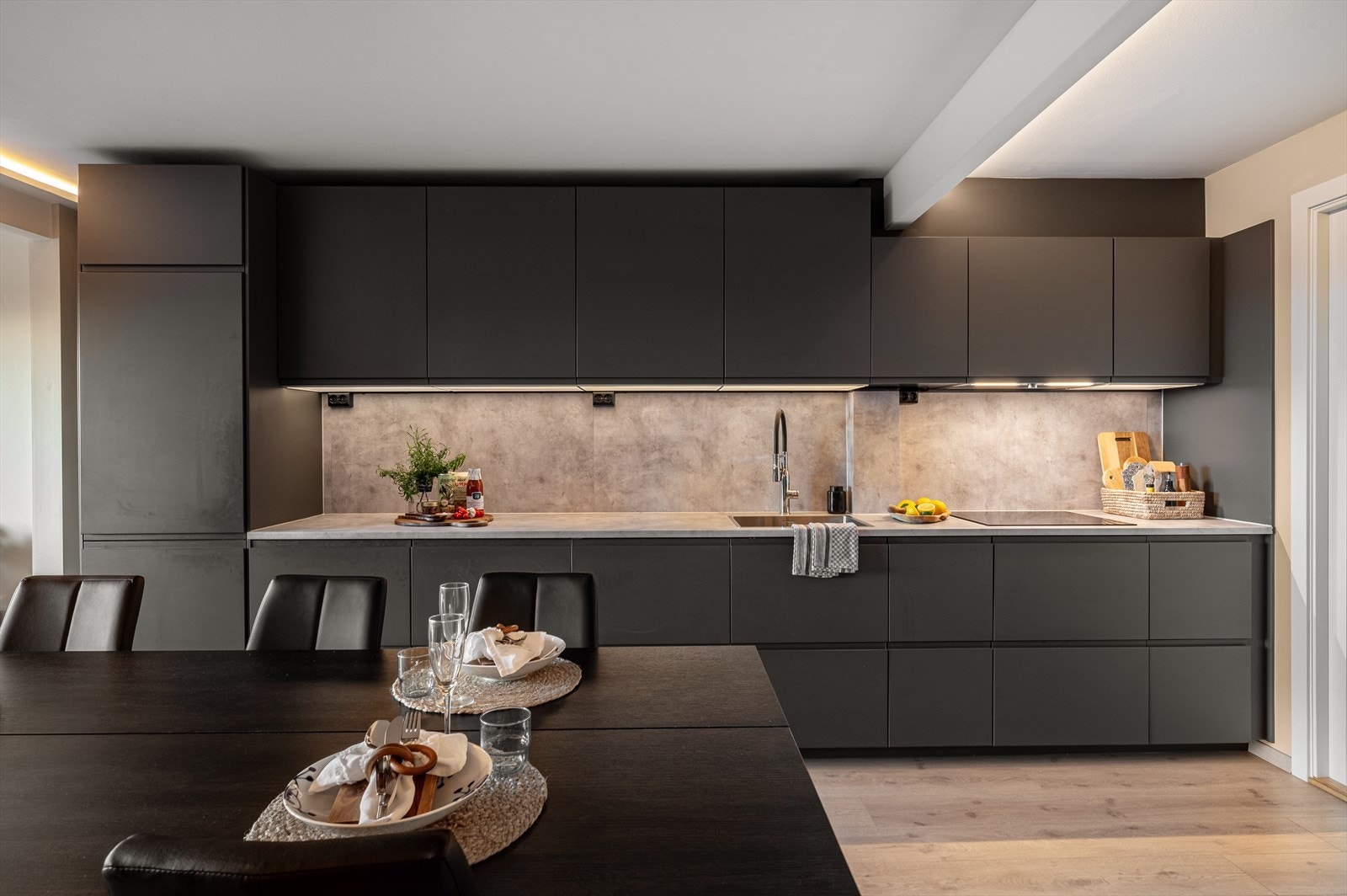 - Kjøkkenet har rikelig med skap- og benkeplass som gjør dette til et praktisk og funksjonelt kjøkken - Galleribilde