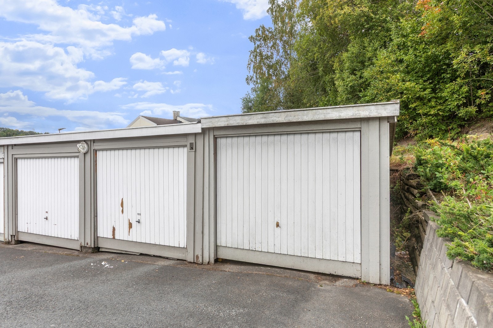 Medfølgende garasje, til høyre i bildet. Galleribilde