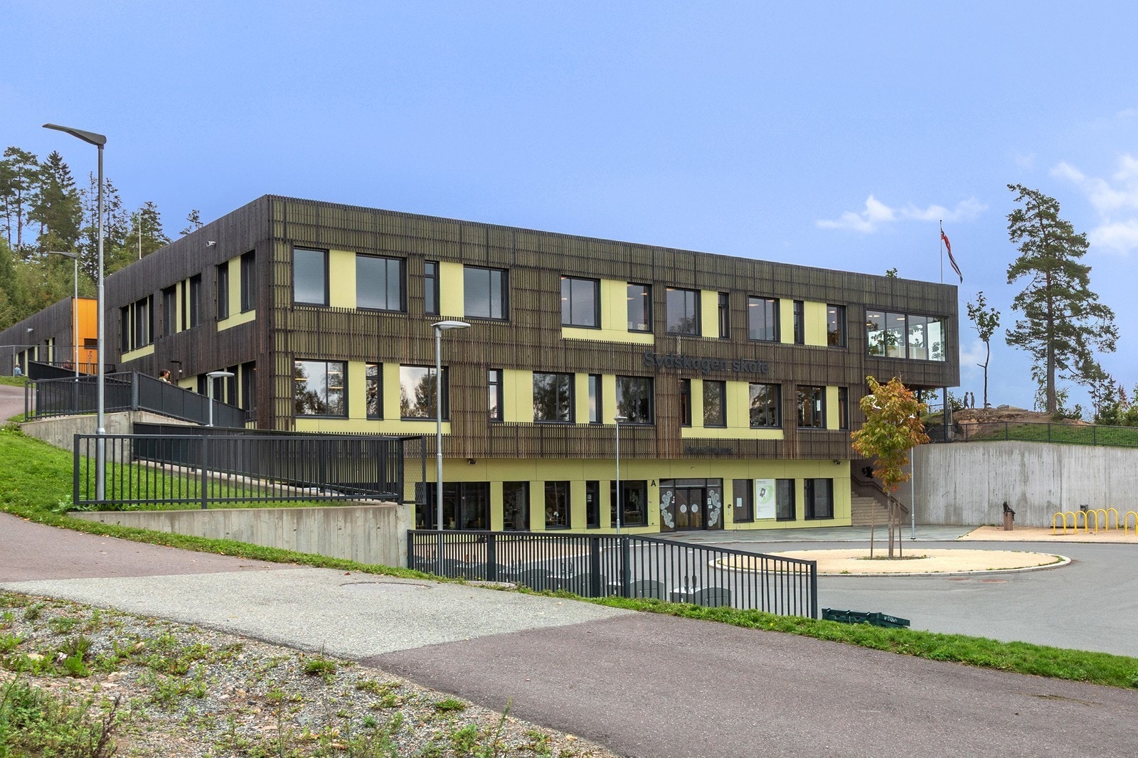 Barneskolen rett ved siden av. Galleribilde