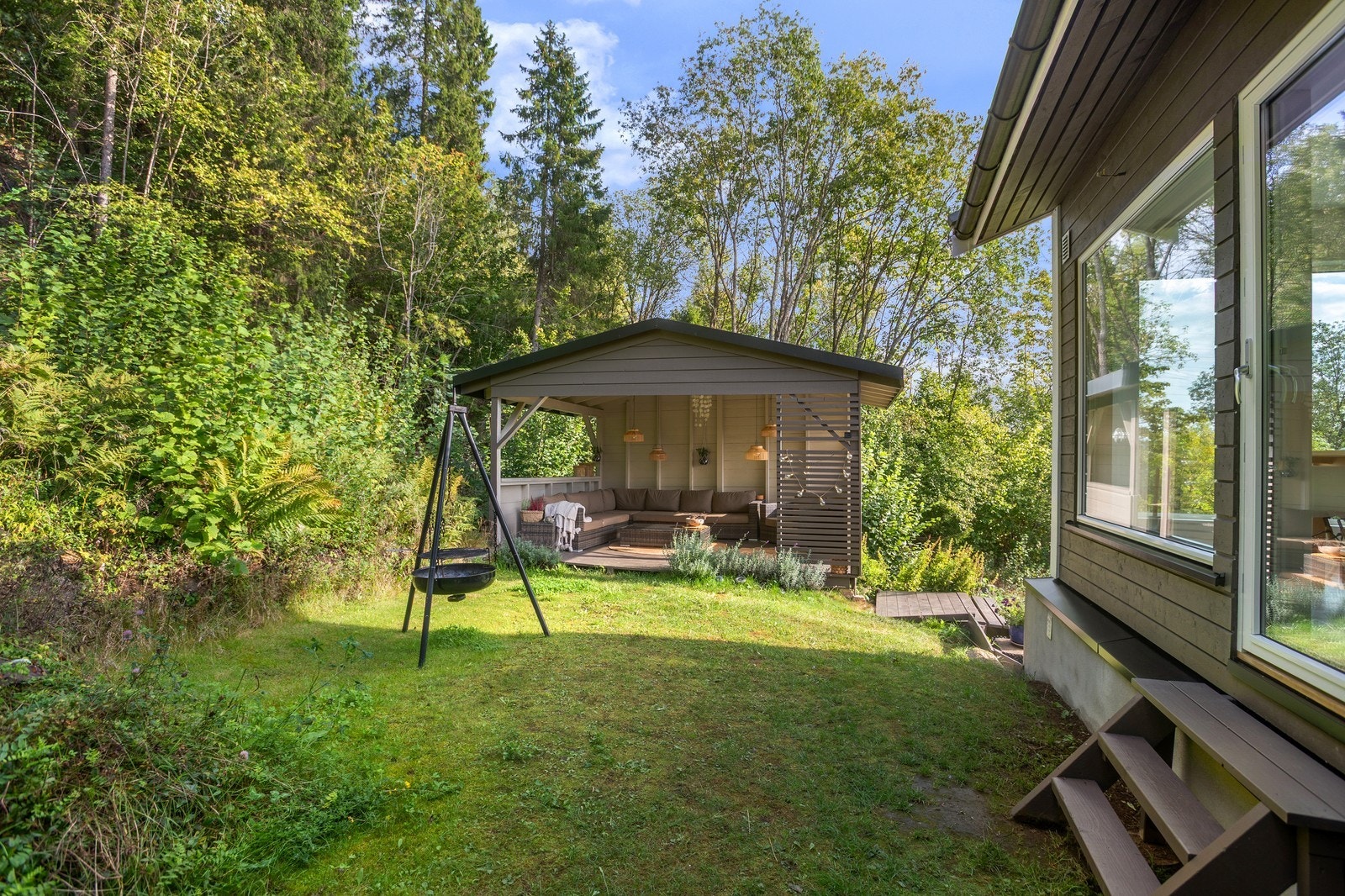 Hage med utestue Galleribilde