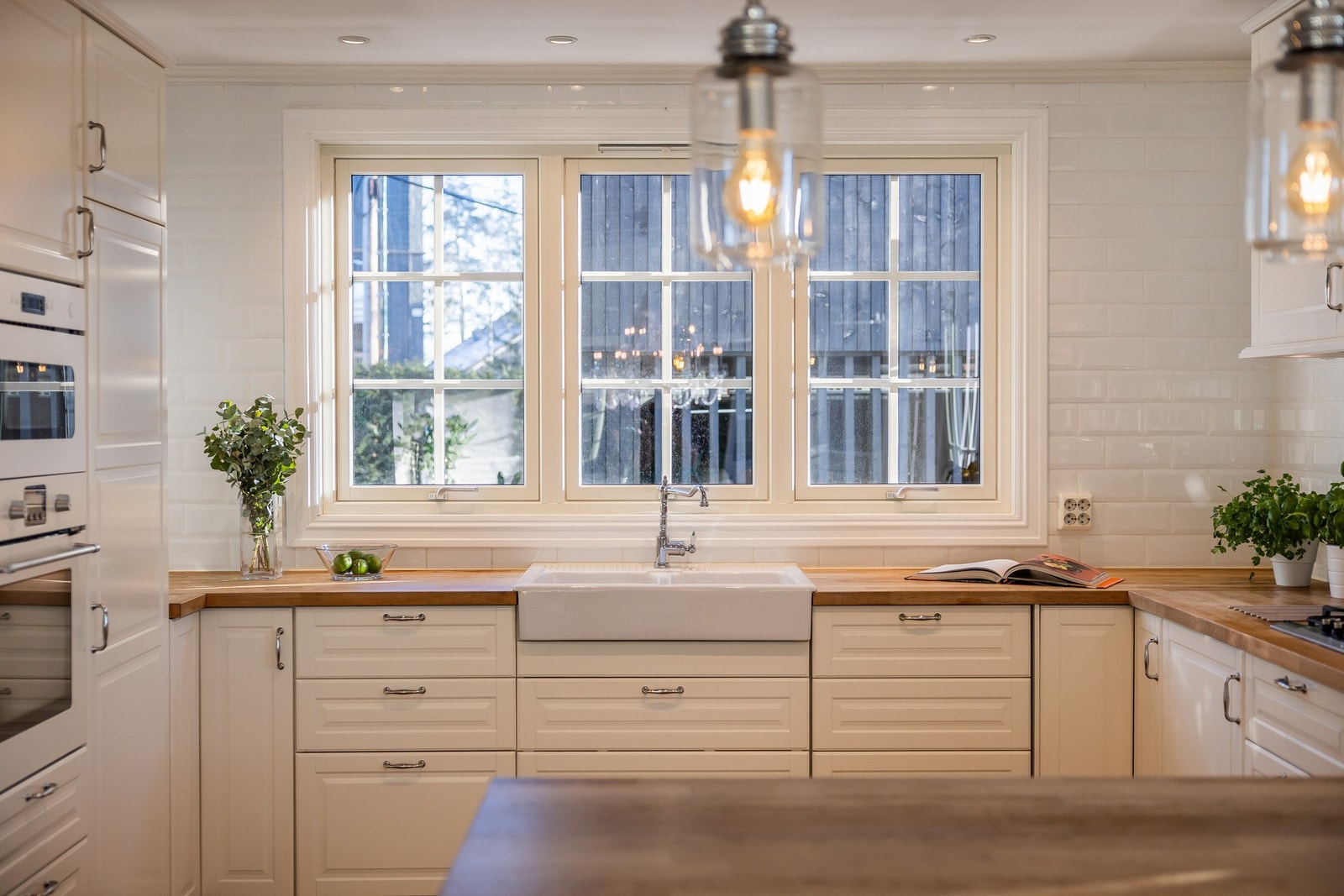 Kjøkkenet har en dobbel servant i engelsk stil, kombinert med en lekker servantkran som fremhever kjøkkenets stil. Galleribilde