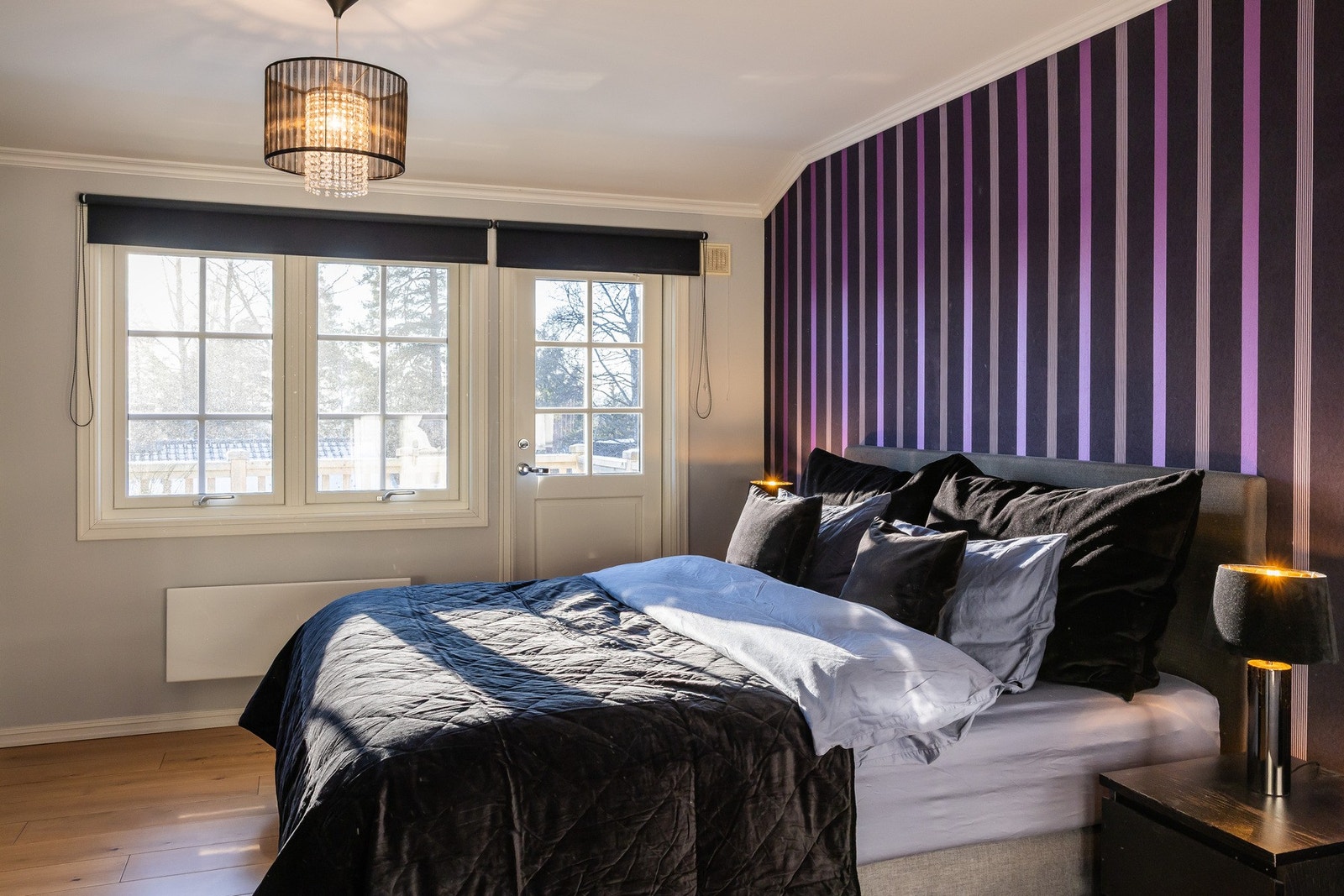 Luftig hovedsoverom med egen balkong og bad. Galleribilde