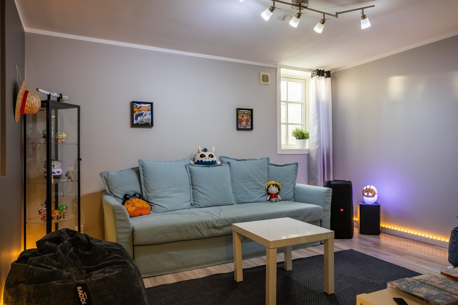 Hoveddelen er tilknyttet egen kjellerstue. Fra kjellerstuen er det tilkomst til begge innredede deler. Galleribilde