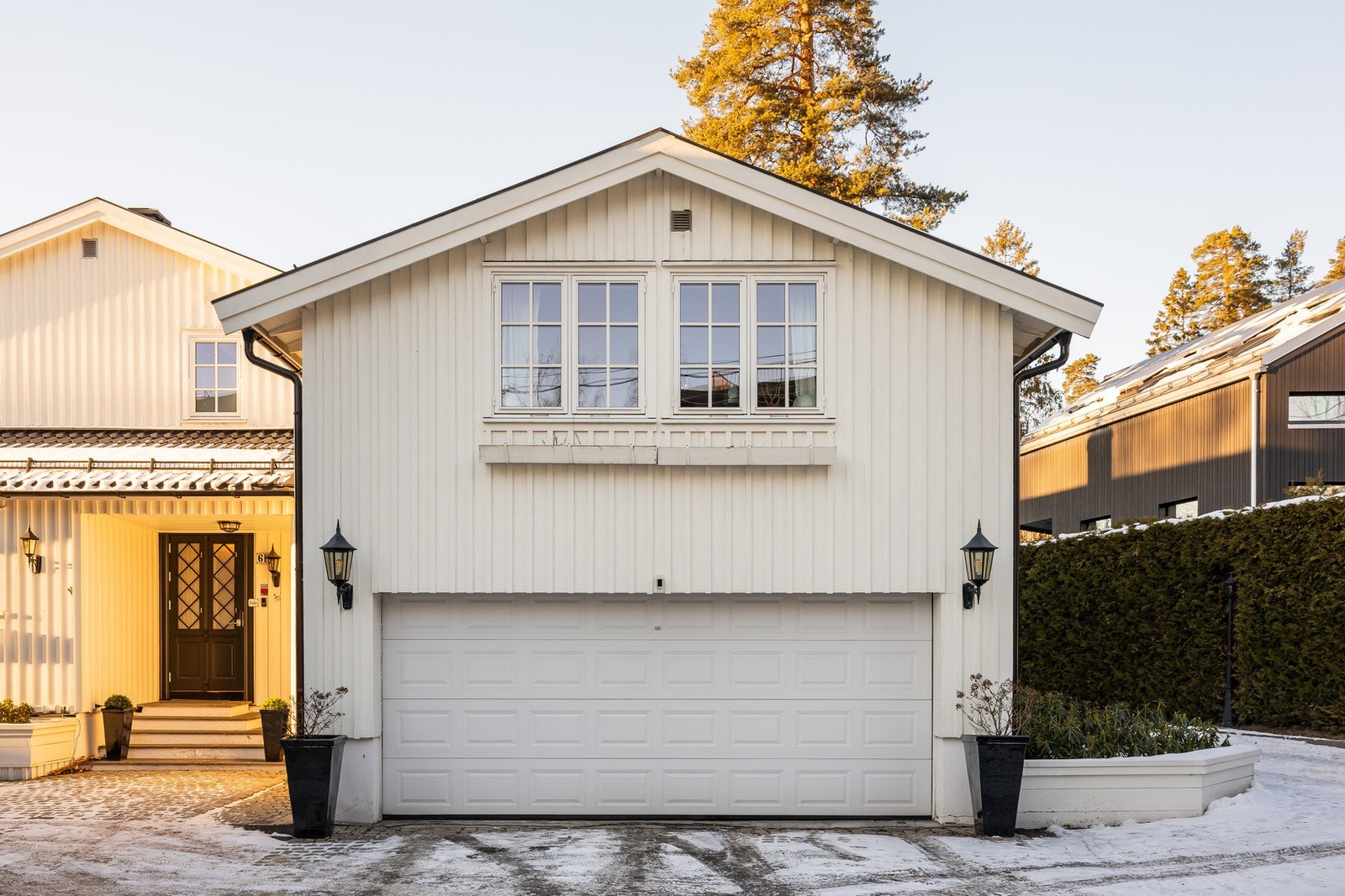 Dobbelgarasje på 48 kvm med god plass til to biler og ekstra lagring i tre boder. Galleribilde