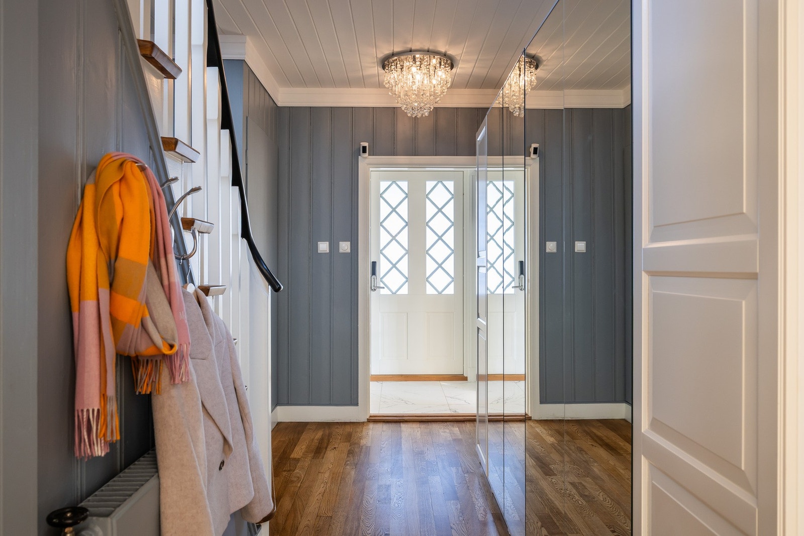 Gang med rikelig garderobeplass og gode oppbevaringsløsninger. Påkostet hoveddør, håndlaget på mål av norsk høvleri. Galleribilde