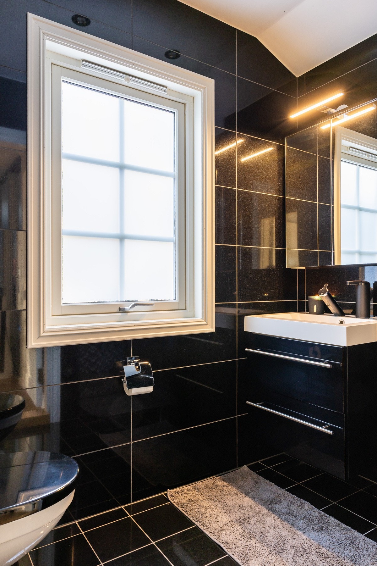 Fra gangen er det adkomst til et ytterligere bad fra 2016. Galleribilde