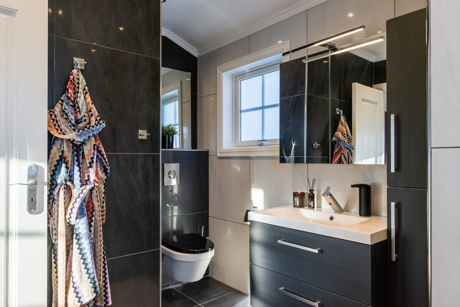 Moderne bad fra 2016, med gjennomført design. Galleribilde