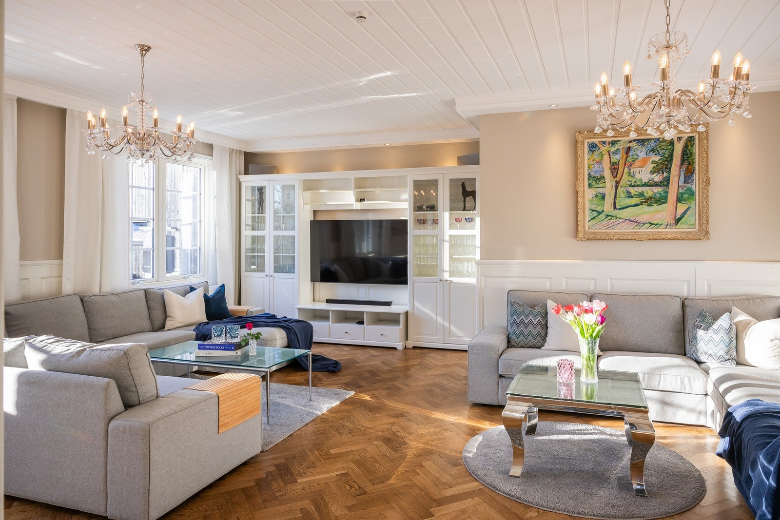 Delikate fargetoner og eikeparkett (slipt og lakkert i 2023). Galleribilde