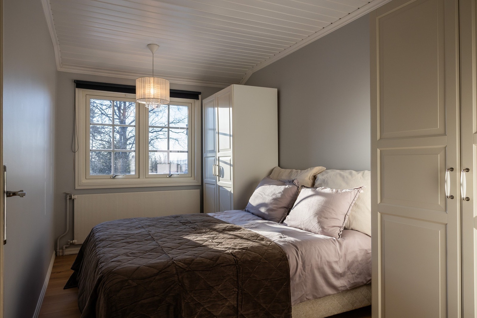 Soverom nr. 4 med plass til dobbeltseng og garderobeskap. Galleribilde