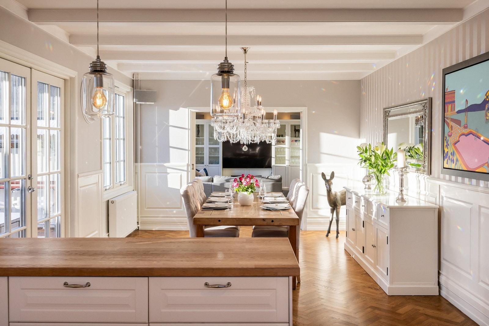 Rommet får en tydelig struktur og dybde gjennom brysting og synlige takbjelker. Galleribilde