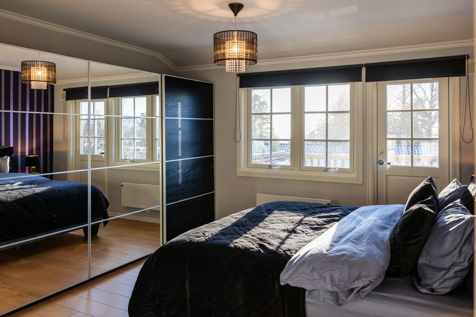 Rommet er innredet med en stor skyvedørsgarderobe. Galleribilde