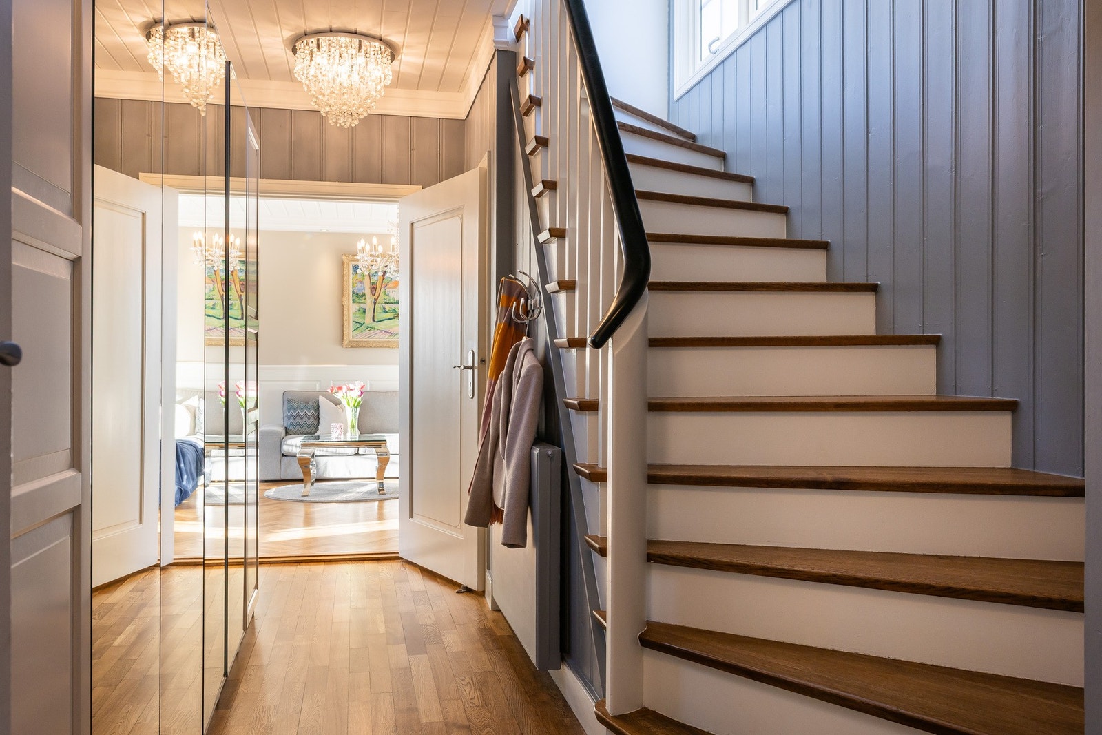 Lekker trappegang med håndløper av heltre. Galleribilde