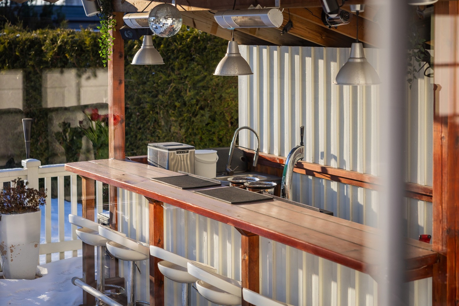 Terrassen er tilrettelagt med en overbygget barløsning med varmelamper, vask, arbeidsbenk, og plass til barstoler. Galleribilde