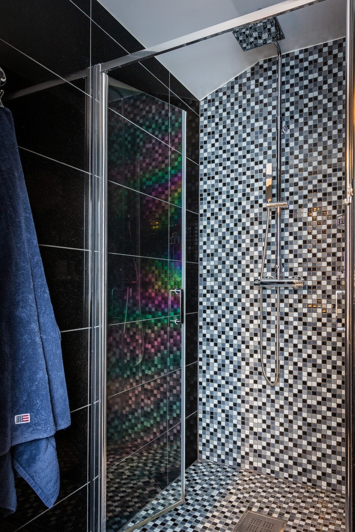 Romslig dusjnisje med mosaikkfliser. Galleribilde