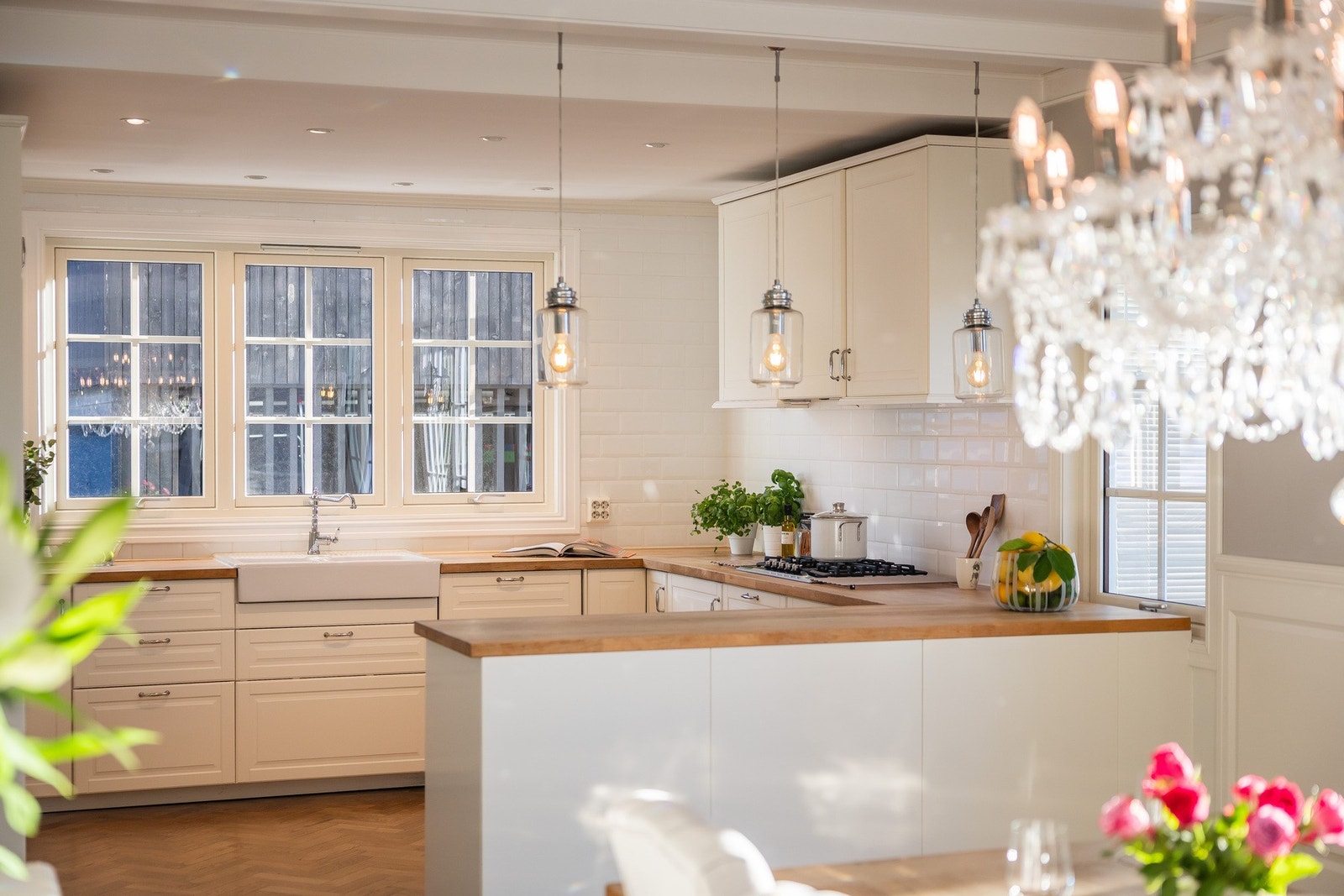 Kjøkkenet er smakfullt utført i klassisk landlig stil. Galleribilde