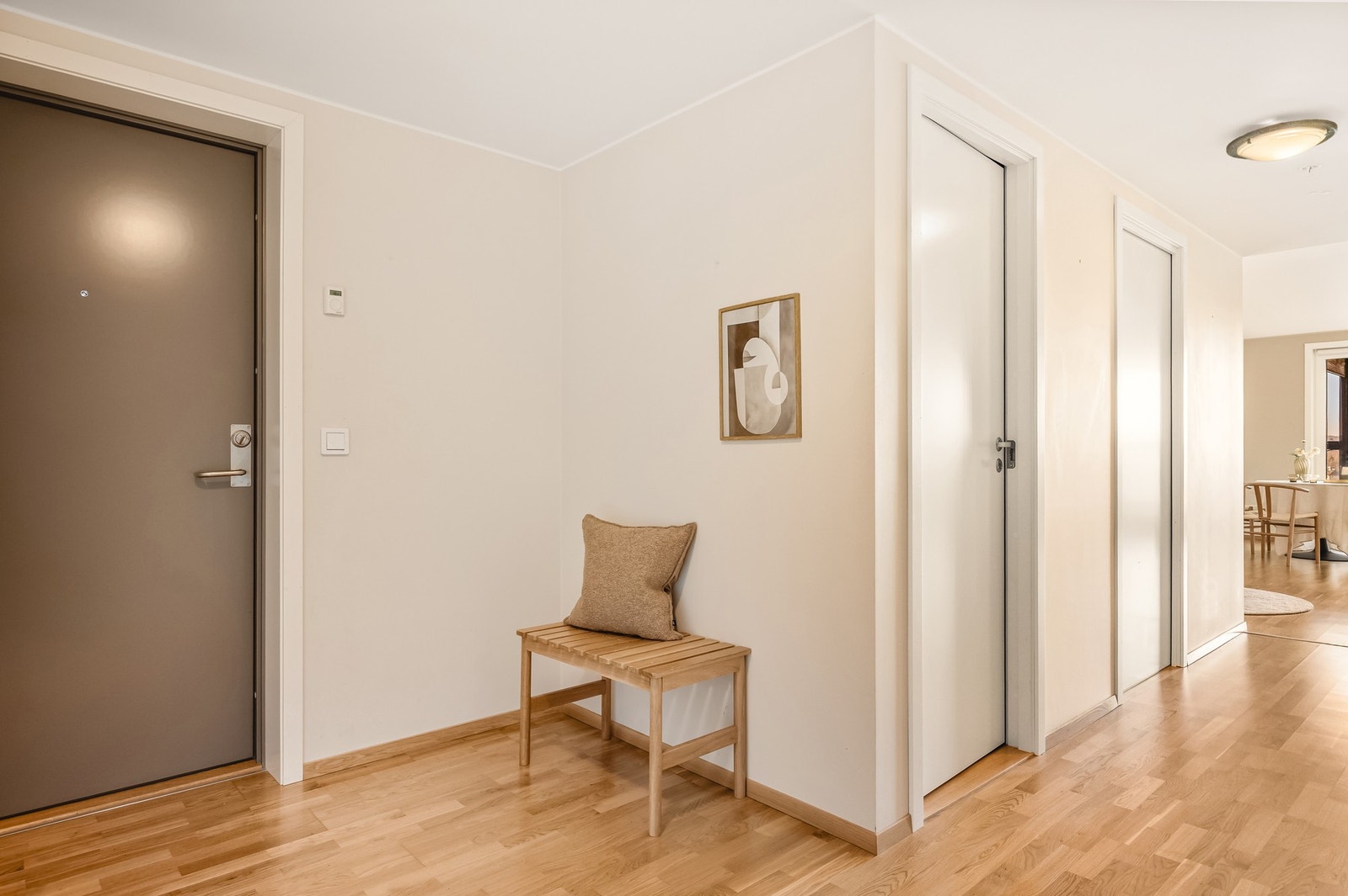 Leilighetens førsteinntrykk er en lys og romslig gang på 9,6 m². Galleribilde