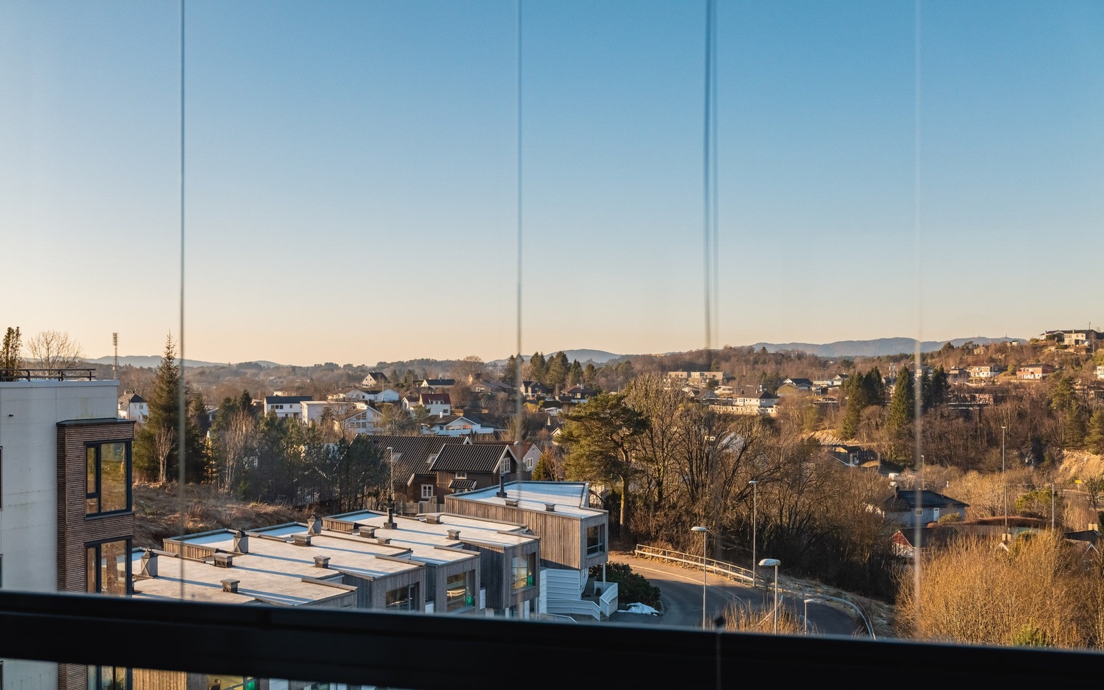 Den vestvendte beliggenheten gir utmerkede solforhold, med sol til langt på kveld på sommerstid. Galleribilde