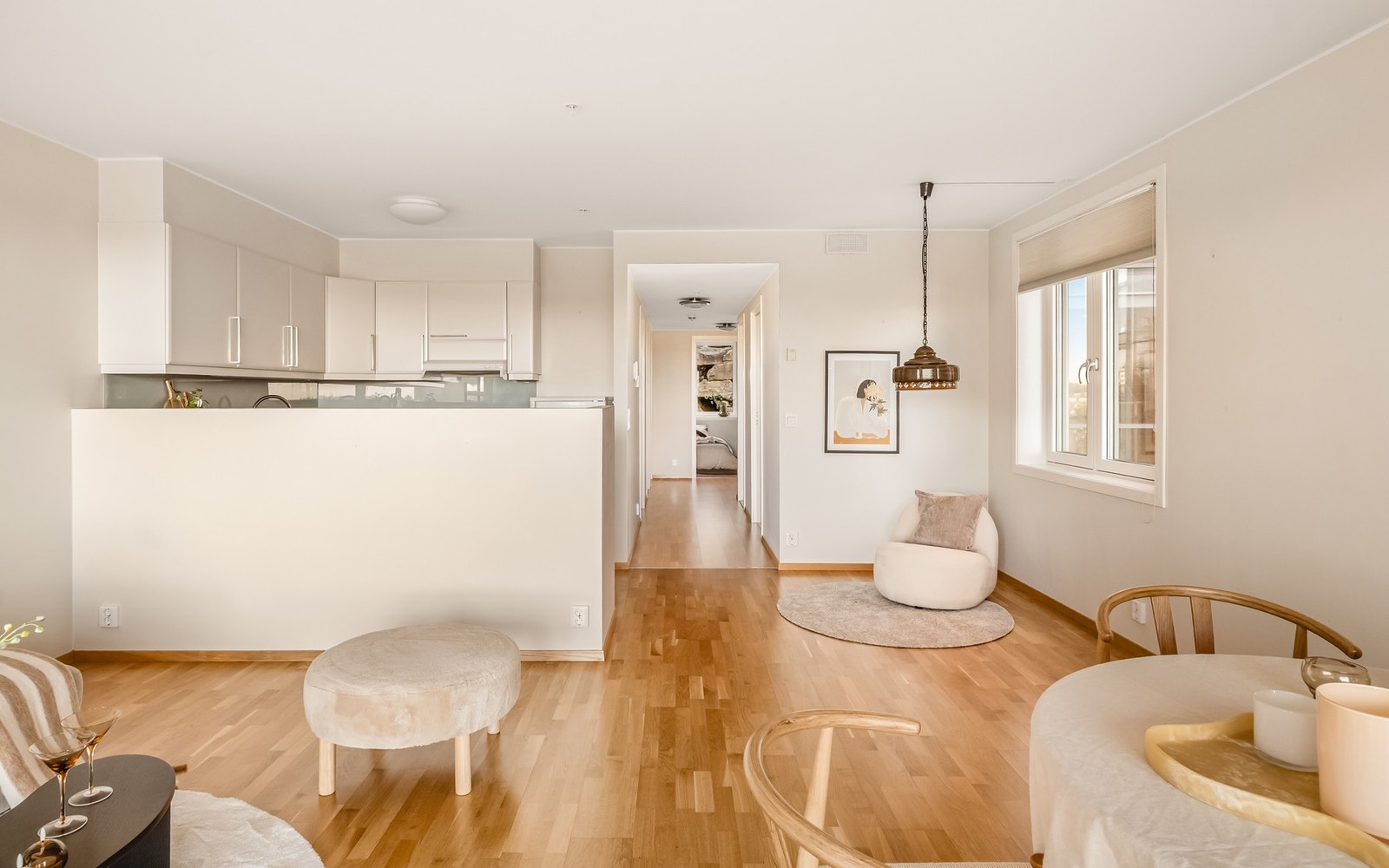 Stuen er gjort i stilrene farger, som sammen med tidløst parkettgulv gir et gjennomført uttrykk. Galleribilde