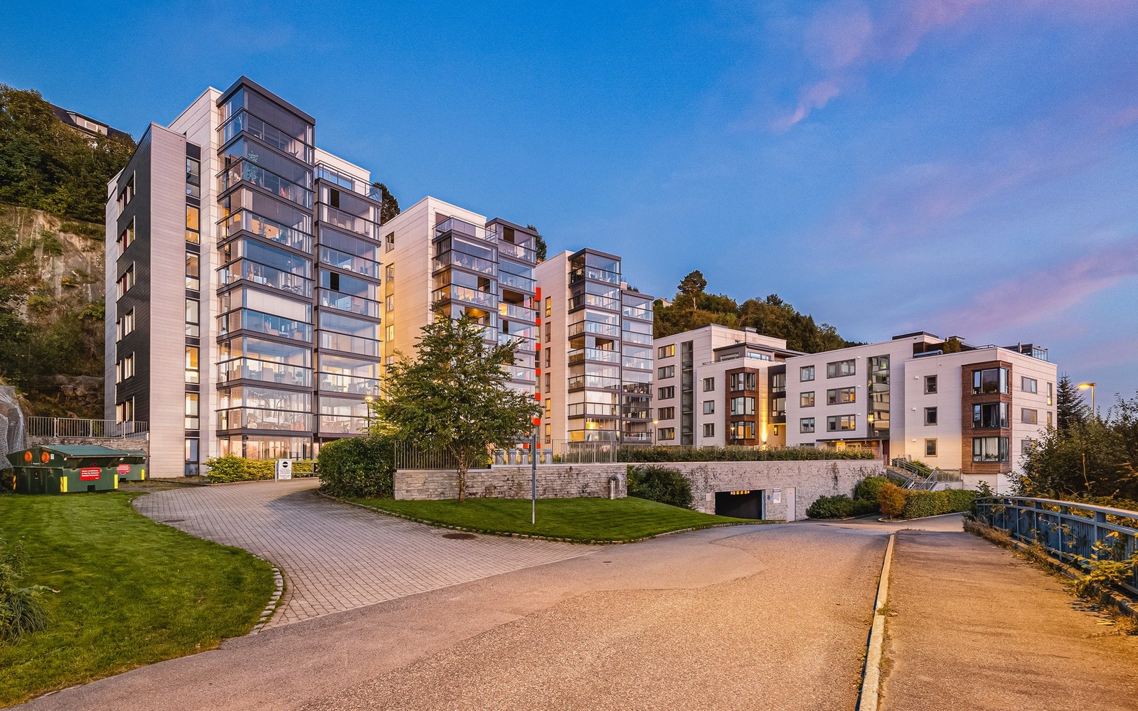 Leiligheten har fast garasjeplass og heisadkomst. Galleribilde