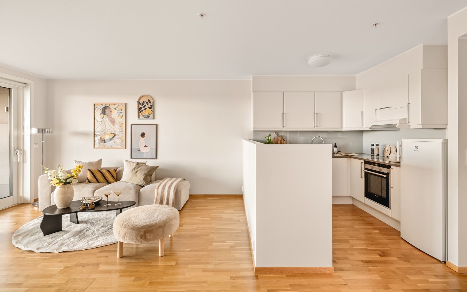 Pent og lyst kjøkken, med slette fronter og laminat benkeplate. Galleribilde