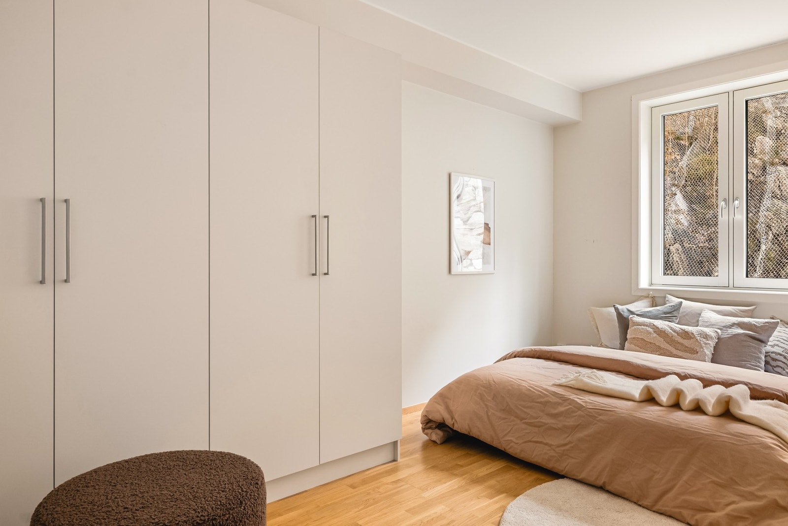 Her er det god plass til dobbeltseng, garderobe og annet ønskelig møblement. Galleribilde