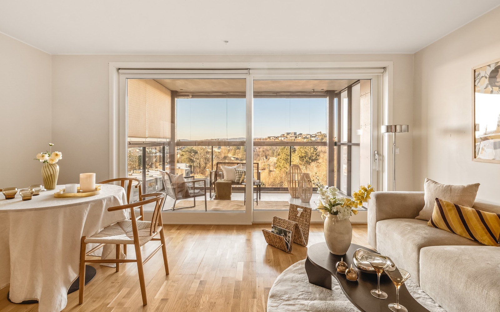 Hjertet av leiligheten er den lyse og åpne stue/kjøkkenløsningen. Galleribilde