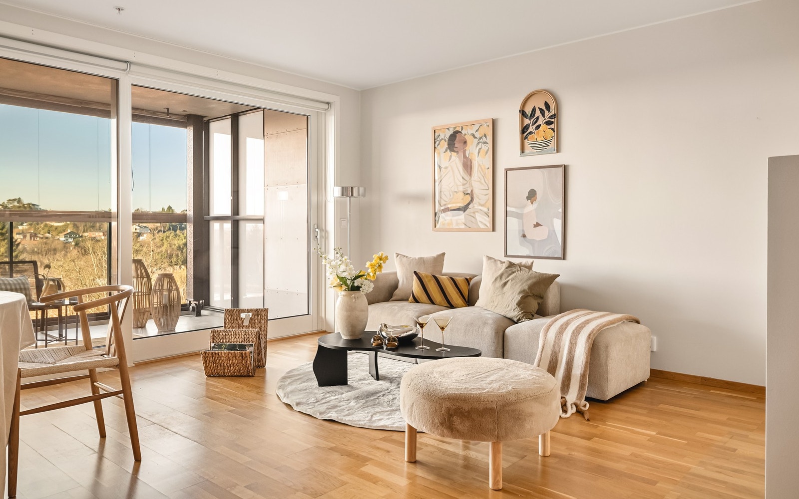 Rommet har et areal på 32,1 m², som gir god plass til å innrede i soner. Galleribilde