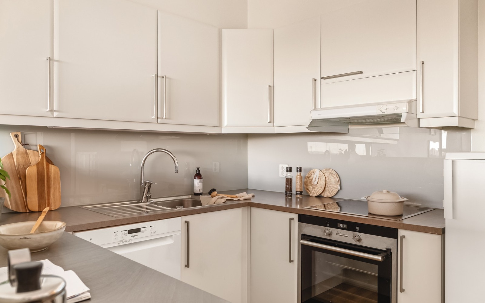 Kjøkkenet har godt med oppbevaringsplass i skap og skuffer, samt god arbeidsplass på benken. Galleribilde