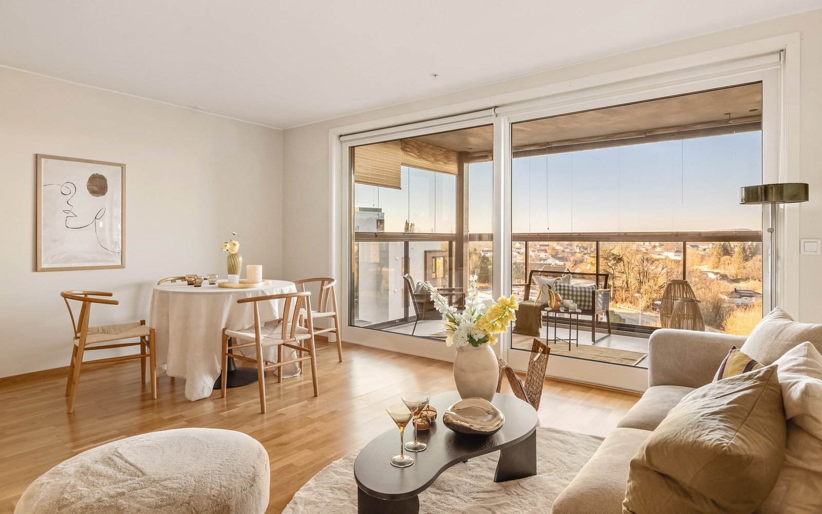 Store vindusflater sørger for rikelig med naturlig lysinnslipp, og rammer inn den flotte utsikten. Galleribilde