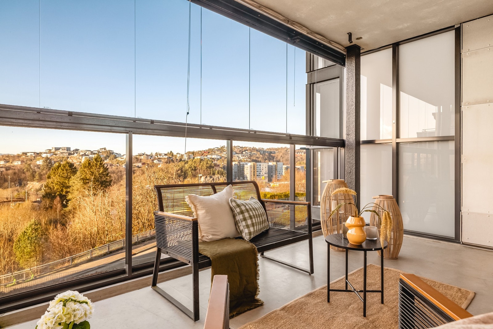 Fra stuen er det utgang til en herlig innglasset balkong på 11,8 m², med god plass til ønsket utemøblement. Galleribilde