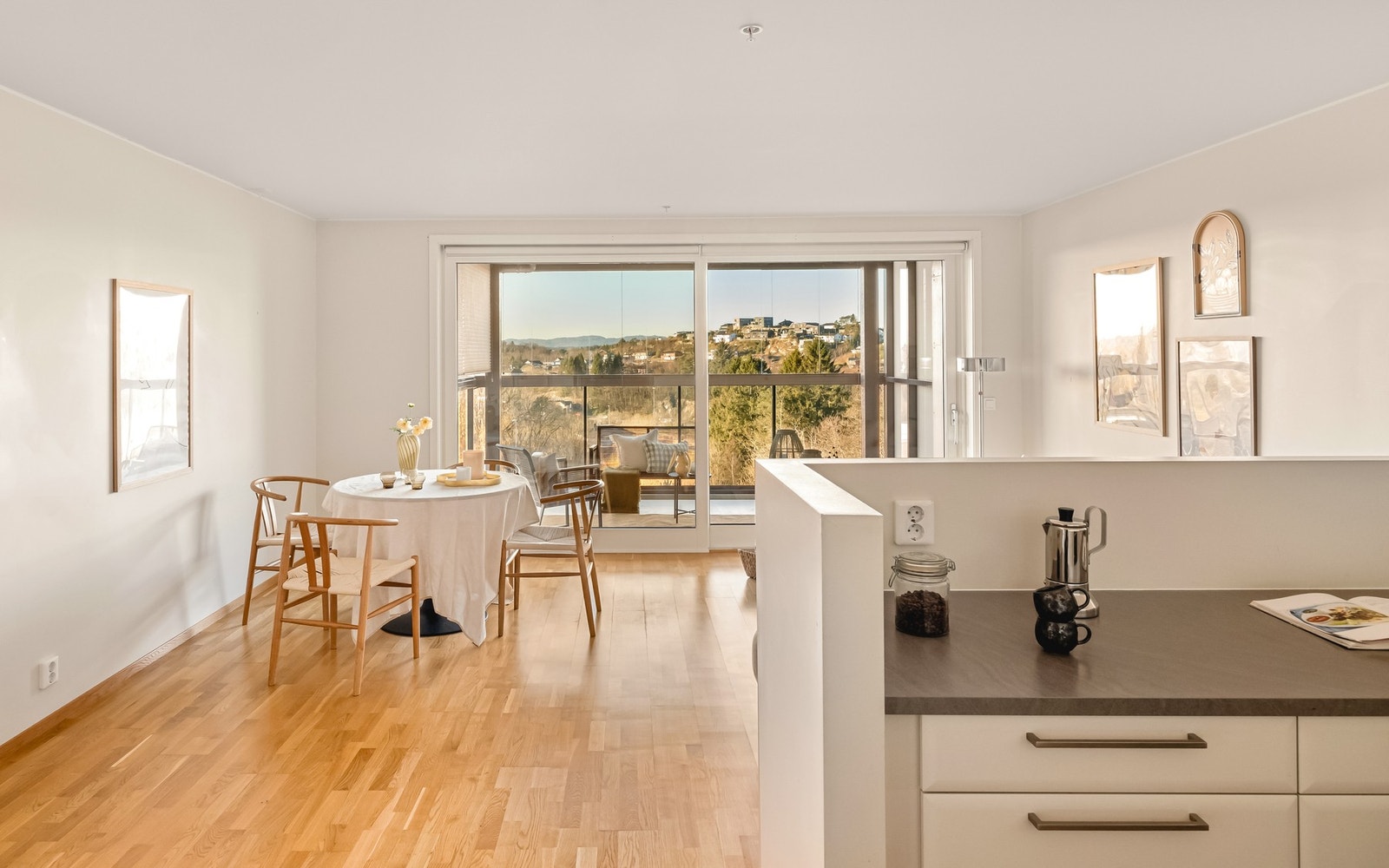 Den åpne løsningen med halvøy til stue og spisestue, gjør matlagingen til en sosial aktivitet. Galleribilde