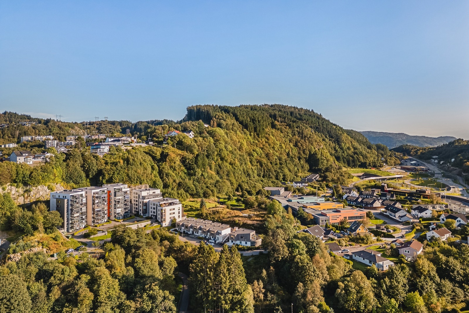 En utmerket beliggenhet for den som ønsker å bo fredelig og komfortabelt, men samtidig sentralt og lett tilgjengelig til både jobb, servicetilbud og natur. Galleribilde