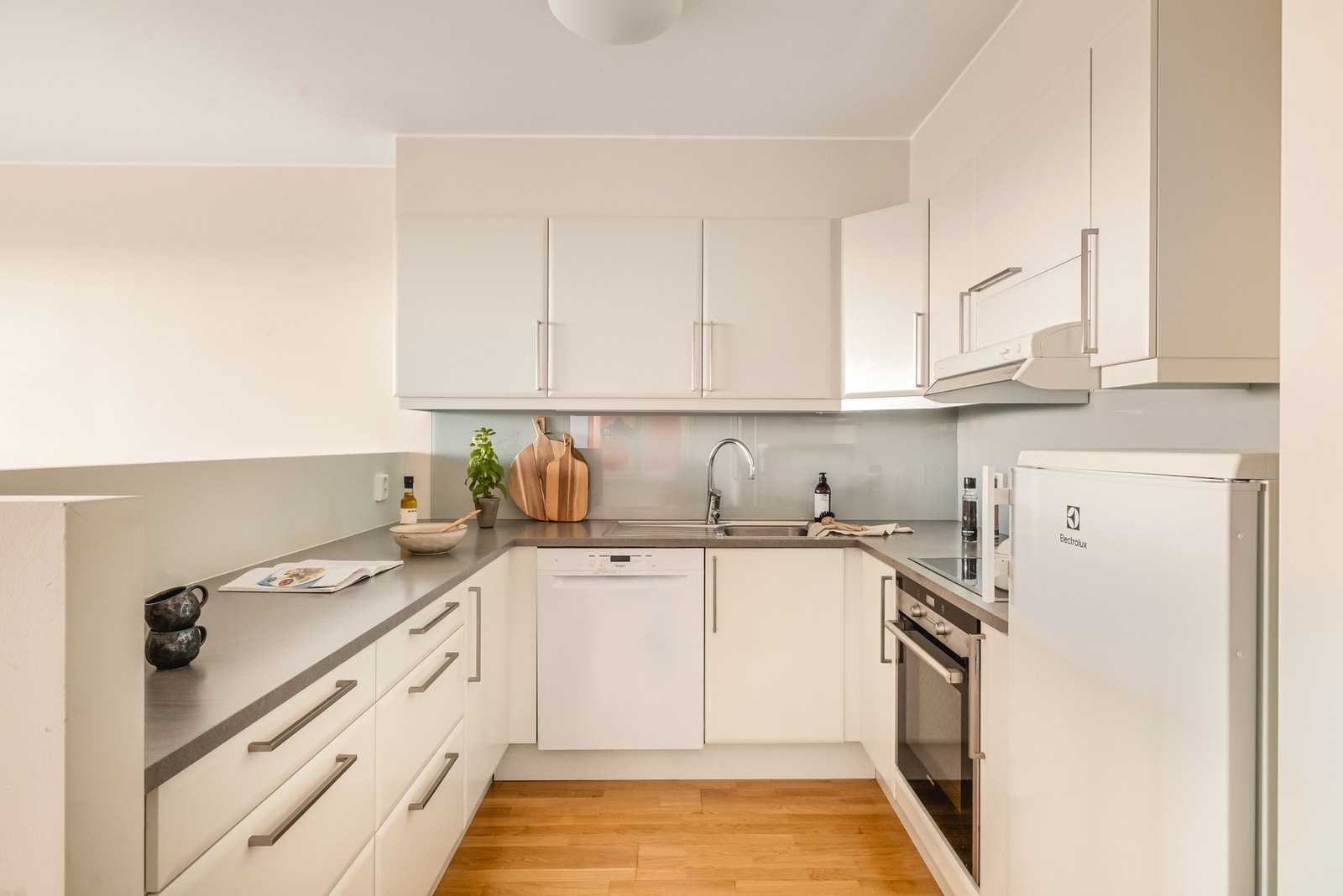 Av integrerte hvitevarer finner en keramisk platetopp og stekeovn. Det er også frittstående oppvaskmaskin og kjøleskap. Galleribilde