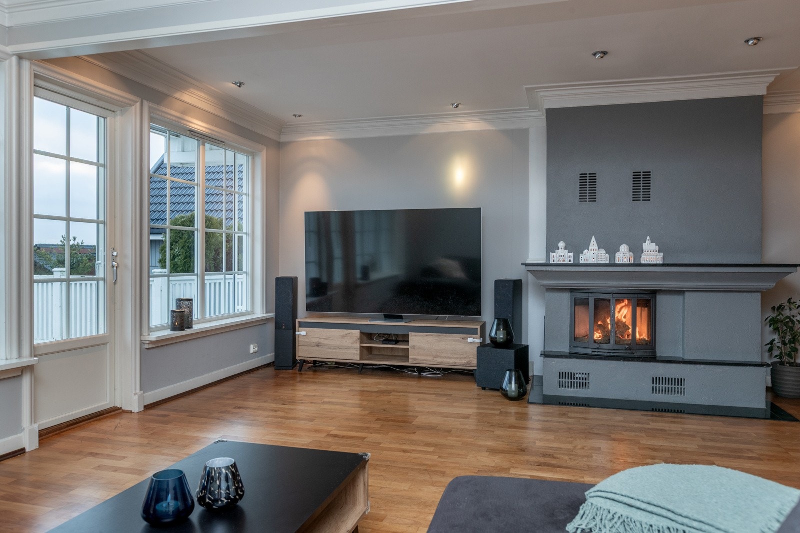 Her kan du velge utsikten mot Tunejordet/byen, TV'n eller flammene i peisen Galleribilde