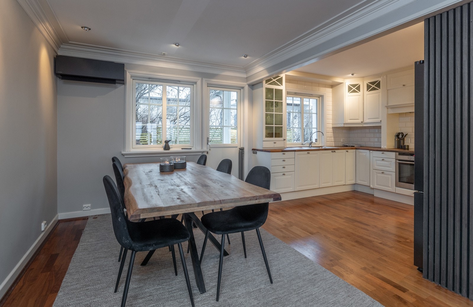 Hyggelig spisestue i tilknytning til kjøkken - og med utgang til bakhagen Galleribilde