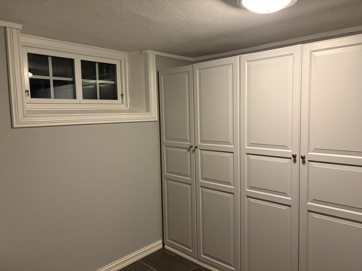 Disponibelt rom med mange skap Galleribilde